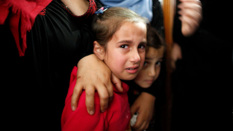 Familiares palestinos de Azam Ewidah, el chico de 15 años, asesinado en la frontera entre Israel y Gaza, lloran durante su funeral en el sur de la Franja de Gaza el 28 de abril de 2018.- REUTERS Familiares palestinos de Azam Ewidah, el chico de 15 años, asesinado en la frontera entre Israel y Gaza, lloran durante su funeral en el sur de la Franja de Gaza el 28 de abril de 2018.- REUTERS