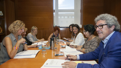 La ponencia de las Cortes de Aragón que tramita el decreto de emergencia y la propuesta de “mínimo vital” como un único proyecto de ley, coordinada por Gregorio Briz (Cha), comenzó sus trabajos en junio. La ponencia de las Cortes de Aragón que tramita el decreto de emergencia y la propuesta de “mínimo vital” como un único proyecto de ley, coordinada por Gregorio Briz (Cha), comenzó sus trabajos en junio.