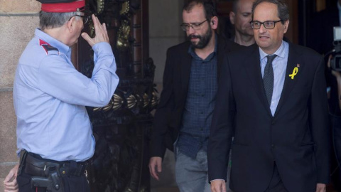 El candidato a presidente de la Generalitat, Quim Torra (d), sale del Parlament tras la reunión que mantenido el grupo parlamentario de JxCat que ha contado con la presencia telemática desde Berlín de Carles Puigdemont , Neus Munté, Marta P El candidato a presidente de la Generalitat, Quim Torra (d), sale del Parlament tras la reunión que mantenido el grupo parlamentario de JxCat que ha contado con la presencia telemática desde Berlín de Carles Puigdemont , Neus Munté, Marta P