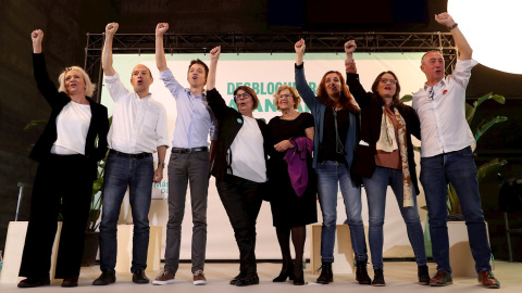 08/11/2019.- El líder de Más País, Iñigo Errejón (3i), junto a la cabeza de lista de la formación por A Coruña, Carolina Bescansa (i); la exalcaldesa de Madrid, Manuela Carmena (4d); la portavoz del Consell, Mónica Oltra (2d), y al candidat