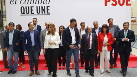El secretario general del PSOE, Pedro Sánchez (c),en la foto de familia con los 'barones' territoriales antes del Consejo de Política Federal del PSOE.-EFE/J.P.Gandul El secretario general del PSOE, Pedro Sánchez (c),en la foto de familia con los 'barones' territoriales antes del Consejo de Política Federal del PSOE.-EFE/J.P.Gandul