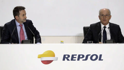 El presidente de Repsol, Antonio Brufau (d) y el consejero delegado Josu Jon Imaz (i), durante la junta de accionistas de la petrolera. EFE/ Ballesteros El presidente de Repsol, Antonio Brufau (d) y el consejero delegado Josu Jon Imaz (i), durante la junta de accionistas de la petrolera. EFE/ Ballesteros