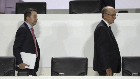 El presidente de Repsol, Antonio Brufau (d) y el consejero delegado Josu Jon Imaz, a su llegada a la junta de accionistas de la petrolera. EFE/ Ballesteros El presidente de Repsol, Antonio Brufau (d) y el consejero delegado Josu Jon Imaz, a su llegada a la junta de accionistas de la petrolera. EFE/ Ballesteros