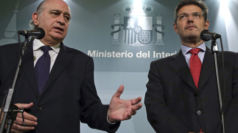 El ministro del Interior junto al ministro de Justicia, tras la reunión con el PSOE para tomar medidas contra el yihadismo. EFE El ministro del Interior junto al ministro de Justicia, tras la reunión con el PSOE para tomar medidas contra el yihadismo. EFE
