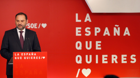 El secretario de Organización del PSOE, José Luis Ábalos, durante la rueda de prensa sobre actualidad política que ha ofrecido en la sede del partido, en la calle Ferraz. EFE/ Ballesteros