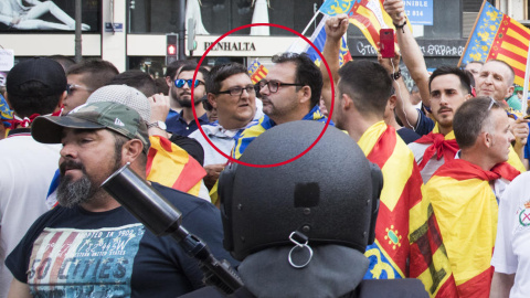 Jesús Hernández Motes, presidente de InterAgrupación, y su exvicepresidente Pedro Pons, juntos, ambos con gafas, junto a los Ultras Yomus el 9 de octubre en Valencia. ARCHIVO Jesús Hernández Motes, presidente de InterAgrupación, y su exvicepresidente Pedro Pons, juntos, ambos con gafas, junto a los Ultras Yomus el 9 de octubre en Valencia. ARCHIVO