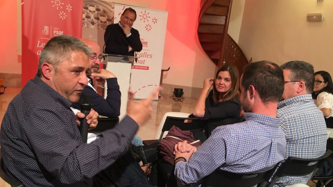 Pepe Herrero a la derecha, camisa de cuadros y con gafas. Delante a su derecha la lider del PSOE de Valencia, Sandra Gámez durante el acto fallero socialista. PSOE-Valencia Pepe Herrero a la derecha, camisa de cuadros y con gafas. Delante a su derecha la lider del PSOE de Valencia, Sandra Gámez durante el acto fallero socialista. PSOE-Valencia