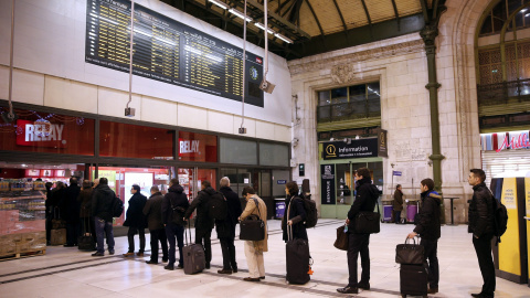Varias personas hacen cola para comprar la nueva edición del semanario satírico 'Charlie Hebdo' en la estación de Lyon en París . EFE/Yoan Valat