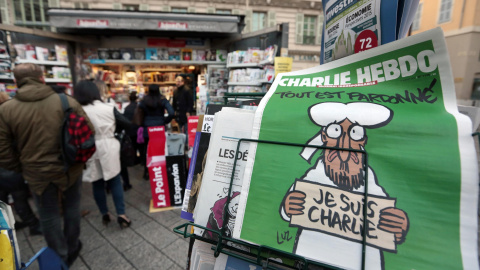 Una cola en un quiosco de Niza para comprar el último número de la revista satírica 'Charlie Hebdo', que vuelve publicarse tras el atentado contra su redacción que costó la vida de doce personas. REUTERS/Eric Gaillard