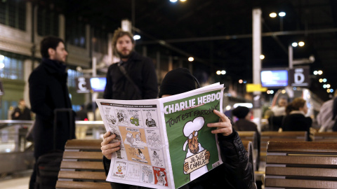 Un hombre lee la nueva edición del semanario satírico 'Charlie Hebdo' en la estación de Lyon en París . EFE/Yoan Valat