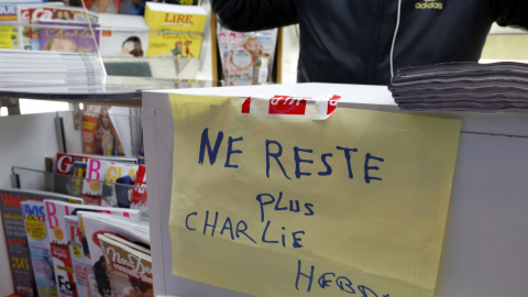 Un quiosco de prensa de París con un letrero que dice 'No nos queda Charlie Hebdo". REUTERS/John Schults