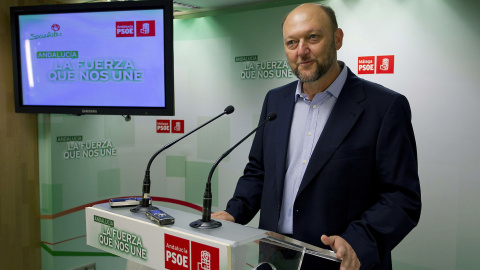 El secretario de Política Federal socialista, Antonio Pradas, en una rueda de prensa en la sede del PSOE-A. EFE El secretario de Política Federal socialista, Antonio Pradas, en una rueda de prensa en la sede del PSOE-A. EFE