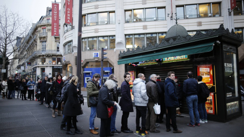 Una cola en un quiosco de París para adquiris el último numero del semanario satírico 'Charlie Hebdo'. REUTERS/Stephane Mahe