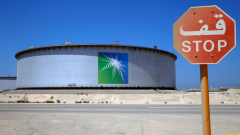 Un tanque de almacenamiento de la petrolera Saudi Aramco en su refinería de Ras Tanura, en Arabia Saudí. REUTERS/Ahmed Jadallah Un tanque de almacenamiento de la petrolera Saudi Aramco en su refinería de Ras Tanura, en Arabia Saudí. REUTERS/Ahmed Jadallah