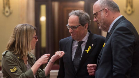 La portavoz de JxCat, Elsa Artadi (i) y el portavoz adjunto de la formación Eduard Pujol (d), hablan en los pasillos del Parlament con el diputado de JxCat, Quim Torra (c). /EFE La portavoz de JxCat, Elsa Artadi (i) y el portavoz adjunto de la formación Eduard Pujol (d), hablan en los pasillos del Parlament con el diputado de JxCat, Quim Torra (c). /EFE