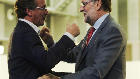 El presidente del Gobierno en funciones, Mariano Rajoy junto al candidato del PP a lehendakari, Alfonso Alonso, al inicio del mitin electoral que este partido ha celebrado hoy en Vitoria/EFE El presidente del Gobierno en funciones, Mariano Rajoy junto al candidato del PP a lehendakari, Alfonso Alonso, al inicio del mitin electoral que este partido ha celebrado hoy en Vitoria/EFE