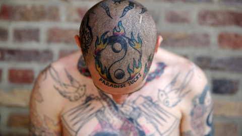 Un entusiasta de los tatuajes posa en la Convención Internacional de Tatuajes de Londres. REUTERS/Neil Hall Un entusiasta de los tatuajes posa en la Convención Internacional de Tatuajes de Londres. REUTERS/Neil Hall