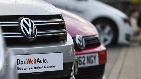 Dos coches Volkswagen en un concesionario en Londres. EFE/Andy Rain Dos coches Volkswagen en un concesionario en Londres. EFE/Andy Rain