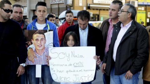 amiliares de Emin y Pisly reclaman que se aclaren sus muertes, en una concentración en Melilla/EFE amiliares de Emin y Pisly reclaman que se aclaren sus muertes, en una concentración en Melilla/EFE