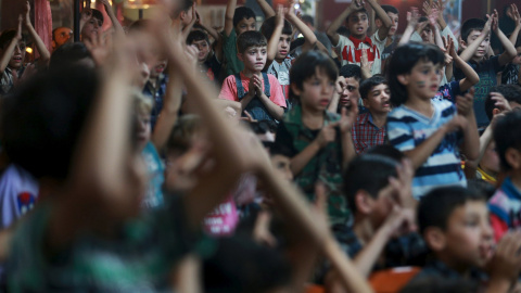 Niños que sobrevivieron a lo que los activistas dicen que fue el ataque químico de Guta Oriental en agosto de 2013 asisten a una ceremonia para conmemorar el segundo aniversario del ataque, en Zamalka, cerca de Damasco, Siria. REUTERS / Bas