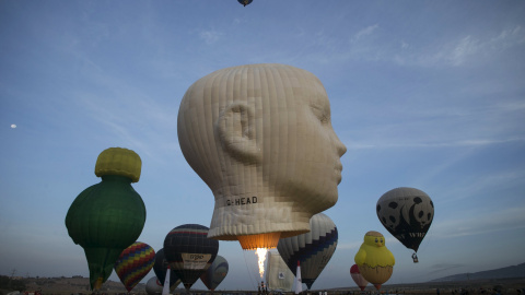 Preparan los globos de aire caliente para el festival internacional del globo de aire caliente en el Parque Nacional Maayan Harod en el norte de Israel. REUTERS / Baz Ratner