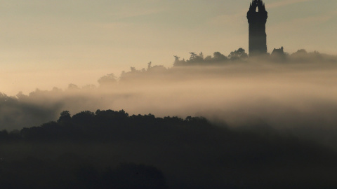 Se asoma el Monumento a William Wallace por encima de la niebla a primeras horas de la mañana en Stirling, Escocia. REUTERS/Russell Cheyne