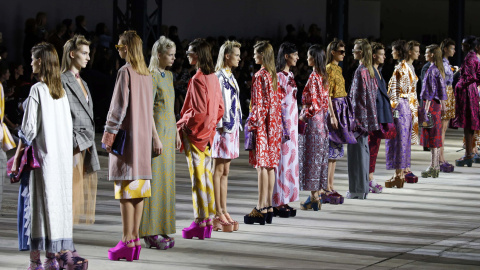 Modelos en la pasarela con diseños de Dries Van Noten, que forman parte de la colección Primavera/Verano 2016 en un show de moda en París. REUTERS/Benoit Tessier
