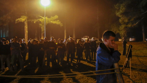 Manifestantes que rechazan la pena de muerte se reúnen en vigilia a las afueras de la prisión Georgia Diagnostic, antes de la hora programada para la ejecución de Kelly Gissendaner, en Jackson, Georgia (EE.UU.). EFE/ERIK S. LESSER