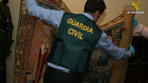 A los agentes de la UCO les costó menos de tres horas certificar la procedencia del tapiz, algo que varios expertos en arte no habían sido capaces de lograr en años. A los agentes de la UCO les costó menos de tres horas certificar la procedencia del tapiz, algo que varios expertos en arte no habían sido capaces de lograr en años.