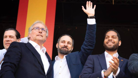 Juan José Aizcorbe, primero a la izquierda, en un mitin electoral de Vox junto a Santiago Abascal e Ignacio Garriga, número en la lista de la formación ultra por Barcelona. EFE Juan José Aizcorbe, primero a la izquierda, en un mitin electoral de Vox junto a Santiago Abascal e Ignacio Garriga, número en la lista de la formación ultra por Barcelona. EFE