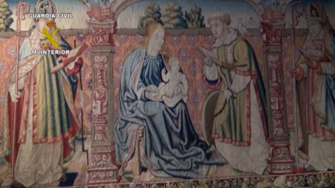 El tapiz muestra tres figuras de santos cuya coincidencia en una obra de arte remite sin dudas a la antigua catedral del prepirineo oscense. El tapiz muestra tres figuras de santos cuya coincidencia en una obra de arte remite sin dudas a la antigua catedral del prepirineo oscense.