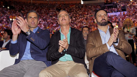 El presidente de Vox, Santiago Abascal (d), el secretario general, Javier Ortega Smith (i), y uno de los fundadores de la formación, José Antonio Ortega Lara (c), durante el acto que Vox ha celebrado en el Palacio de Vistalegre de Madrid. / El presidente de Vox, Santiago Abascal (d), el secretario general, Javier Ortega Smith (i), y uno de los fundadores de la formación, José Antonio Ortega Lara (c), durante el acto que Vox ha celebrado en el Palacio de Vistalegre de Madrid. /