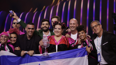 La extravagante Netta celebra ser la ganadora de Eurovisión 2018. La extravagante Netta celebra ser la ganadora de Eurovisión 2018.
