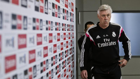 El técnico del Real Madrid, Carlo Ancelotti, hoy a su llegada a la rueda de prensa que ofreció. /EFE El técnico del Real Madrid, Carlo Ancelotti, hoy a su llegada a la rueda de prensa que ofreció. /EFE