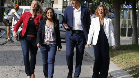 Pedro Sánchez, Meritxell Batet (d), Zaida Cantera (i) y Sara Hernández (2i), este miércoles en Madrid. EFE/Chema Moya Pedro Sánchez, Meritxell Batet (d), Zaida Cantera (i) y Sara Hernández (2i), este miércoles en Madrid. EFE/Chema Moya