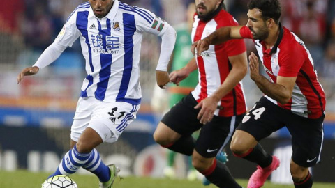 Vela trata de escapar de Beñat y Balenziaga durante el partido entre Real Sociedad y Athletic de la última jornada de Liga. EFE/Juan Herrero Vela trata de escapar de Beñat y Balenziaga durante el partido entre Real Sociedad y Athletic de la última jornada de Liga. EFE/Juan Herrero
