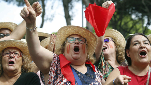 Simpatizantes socialistas vitorean al secretario general del PSOE, Pedro Sánchez, durante su intervención este mediodía en la fiesta de la Rosa del PSC. EFE/Andreu Dalmau