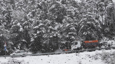 El tiempo empeora esta semana, con nevadas, lluvias y frío. En la foto, un camión quitanieves, en el Puerto de Erro. / EFE El tiempo empeora esta semana, con nevadas, lluvias y frío. En la foto, un camión quitanieves, en el Puerto de Erro. / EFE
