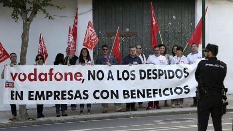 Foto de archivo de una protesta contra los despidos en Vodafone en Santiago. / EFE Foto de archivo de una protesta contra los despidos en Vodafone en Santiago. / EFE