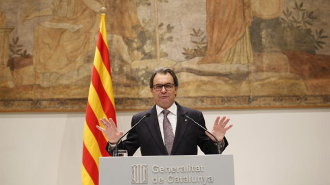El presidente catalán, Artur Mas, durante la comperencia que ha ofrecido esta noche en el Palau de la Generalitat, tras la reunión que ha mantenido con el lider de ERC, Oriol Junqueras. EFE El presidente catalán, Artur Mas, durante la comperencia que ha ofrecido esta noche en el Palau de la Generalitat, tras la reunión que ha mantenido con el lider de ERC, Oriol Junqueras. EFE