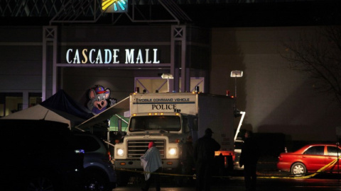 Un vehículo policial en el centro comercial Cascade Mall de la localidad de Burlington, en Washington, donde un individuo sin identificar ha provocado un tiroteo en el que han muerto cinco personas. REUTERS Un vehículo policial en el centro comercial Cascade Mall de la localidad de Burlington, en Washington, donde un individuo sin identificar ha provocado un tiroteo en el que han muerto cinco personas. REUTERS
