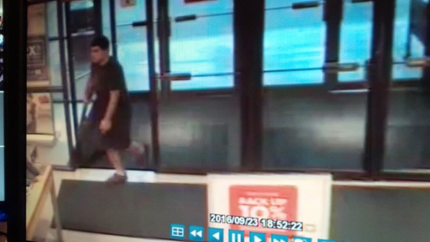 Imagen del video de seguridad del centro comercial Cascade Mall de la localidad de Burlington, en Washington, en la que se ve al sospechoso de provocar el tiroteo en el que han muerto cinco personas. REUTERS Imagen del video de seguridad del centro comercial Cascade Mall de la localidad de Burlington, en Washington, en la que se ve al sospechoso de provocar el tiroteo en el que han muerto cinco personas. REUTERS