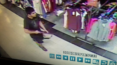Imagen del video de seguridad del centro comercial Cascade Mall de la localidad de Burlington, en Washington, en la que se ve al sospechoso de provocar el tiroteo en el que han muerto cinco personas. REUTERS Imagen del video de seguridad del centro comercial Cascade Mall de la localidad de Burlington, en Washington, en la que se ve al sospechoso de provocar el tiroteo en el que han muerto cinco personas. REUTERS