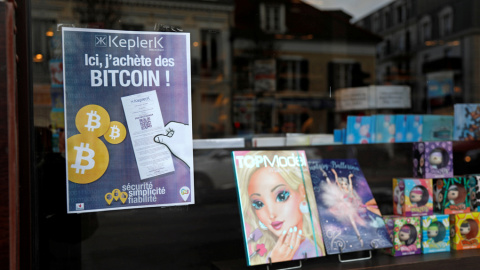 Un cartel de la startup francesa Keplerk, para que los clientes compren bitcoins, en un estanco en Rueil-Malmaison (Francia).. REUTERS / Charles Platiau Un cartel de la startup francesa Keplerk, para que los clientes compren bitcoins, en un estanco en Rueil-Malmaison (Francia).. REUTERS / Charles Platiau