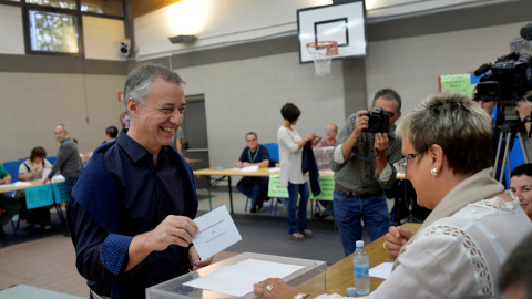 El lehendakari y candidato a la reelección por el PNV, Iñigo Urkullu, vota para las elecciones autonómicas esta mañana en un colegio electoral de Durango (Bizkaia). REUTERS/Vincent West
