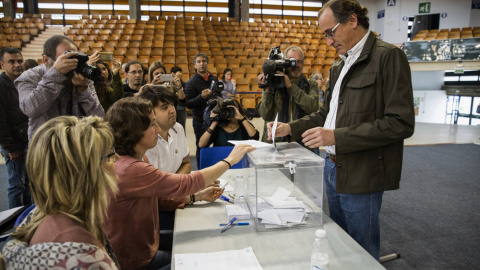 El candidato del PP a lehendakari, Alfonso Alonso, se dispone a votar en el colegio electoral situado en el polideportivo Mendizorrotza de Vitoria. EFE/David Aguilar