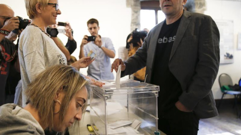 El dirigente de la izquierda abertzale Arnaldo Otegi ha acudido hoy a votar para las elecciones autonómicas vascas a la casa de Cultura de Elgoibar (Gipuzkoa). EFE/Javier Etxezarreta