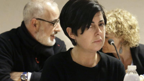 Rosario Porto (c) y Alfonso Basterra, (detrás-i), los dos principales acusados de la muerte de su hija Asunta Basterra, junto a la letrada Belén Hospido (detrás-d), durante el tercer día del juicio esta mañana en Santiago de Compostela. EFE Rosario Porto (c) y Alfonso Basterra, (detrás-i), los dos principales acusados de la muerte de su hija Asunta Basterra, junto a la letrada Belén Hospido (detrás-d), durante el tercer día del juicio esta mañana en Santiago de Compostela. EFE