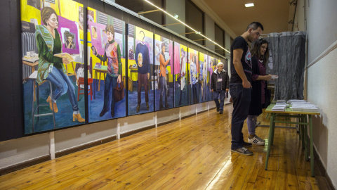 Una pareja escoge su papeleta en el colegio de la Escuela de Artes y Oficios de Vitoria. EFE/David Aguilar