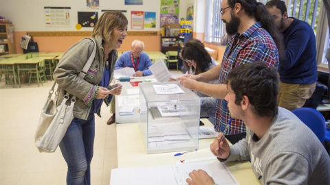 La cabeza de lista de EH Bildu por Álava, Miren Larrion, se dispone a votar para las elecciones al Parlamento Vasco en un colegio electoral del centro de Vitoria. EFE/David Aguilar